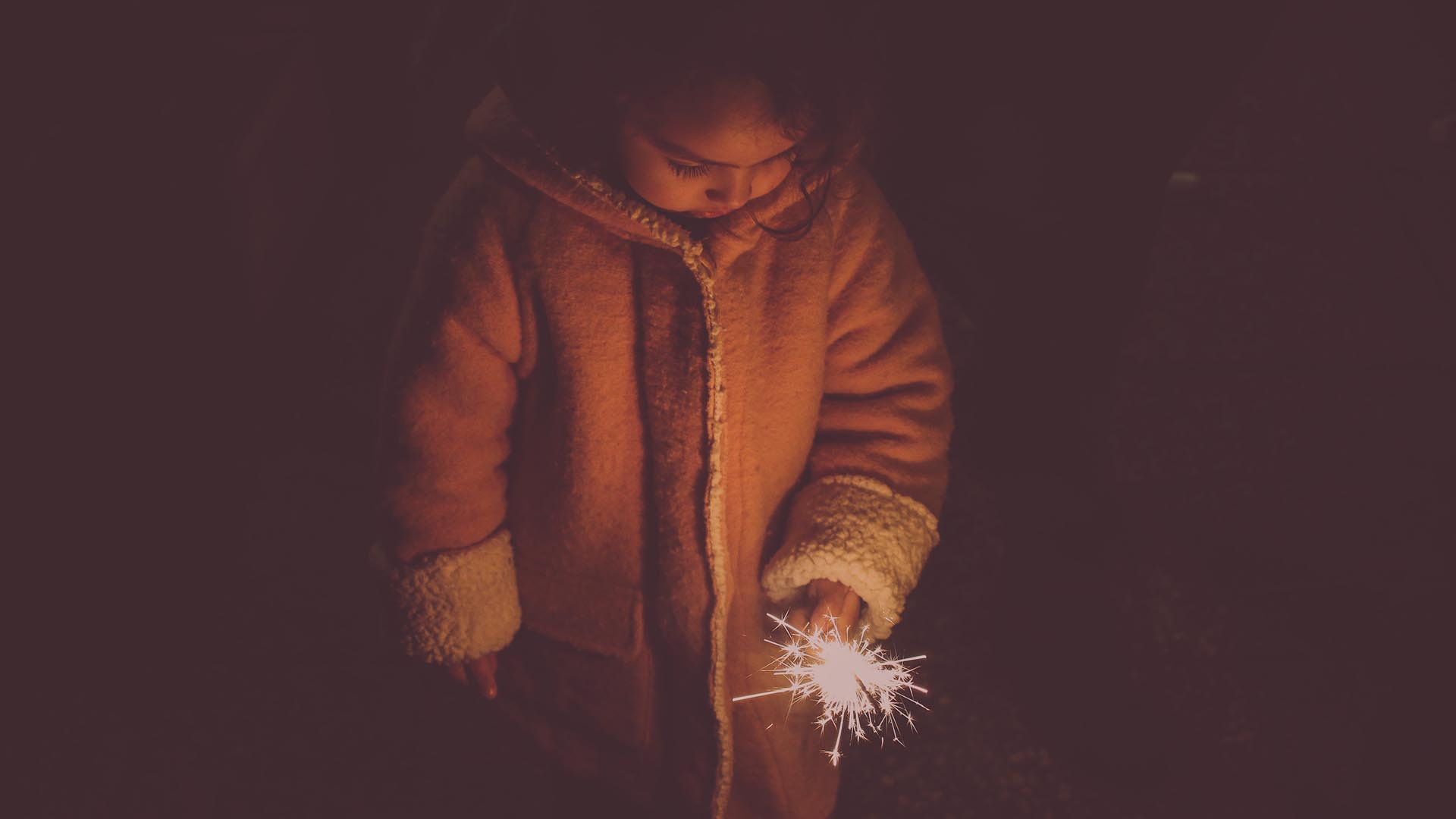 Kind mit Wunderkerze